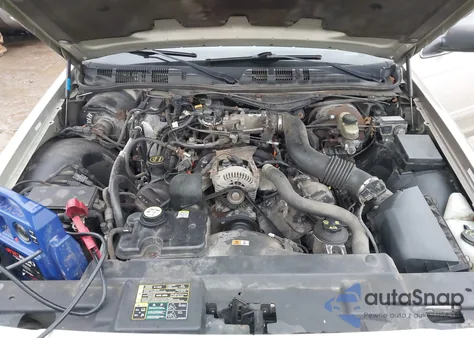 2003 Ford Crown Victoria Lx z USA, uszkodzony, nr VIN 2FAFP74W43X182780